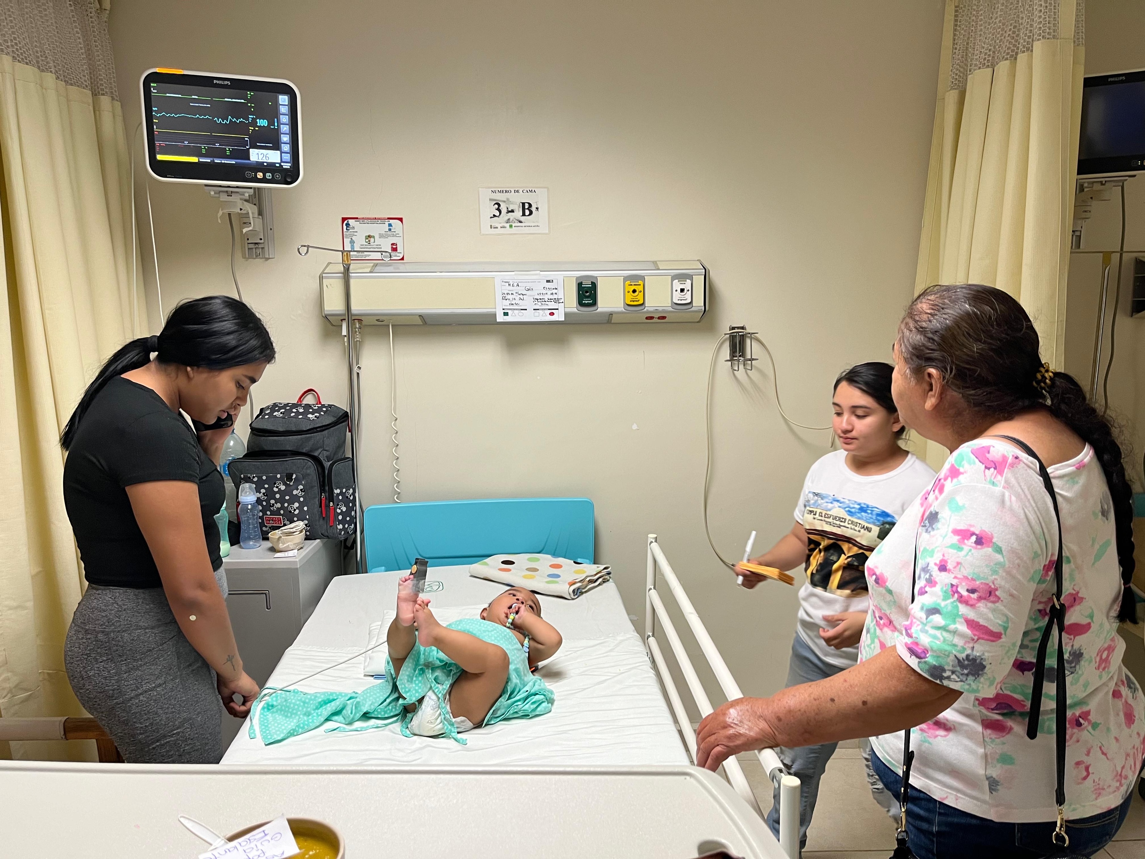 Church volunteers from Templo El Esfuerzo Cristiano serving at the hospital in Ciudad Acuña